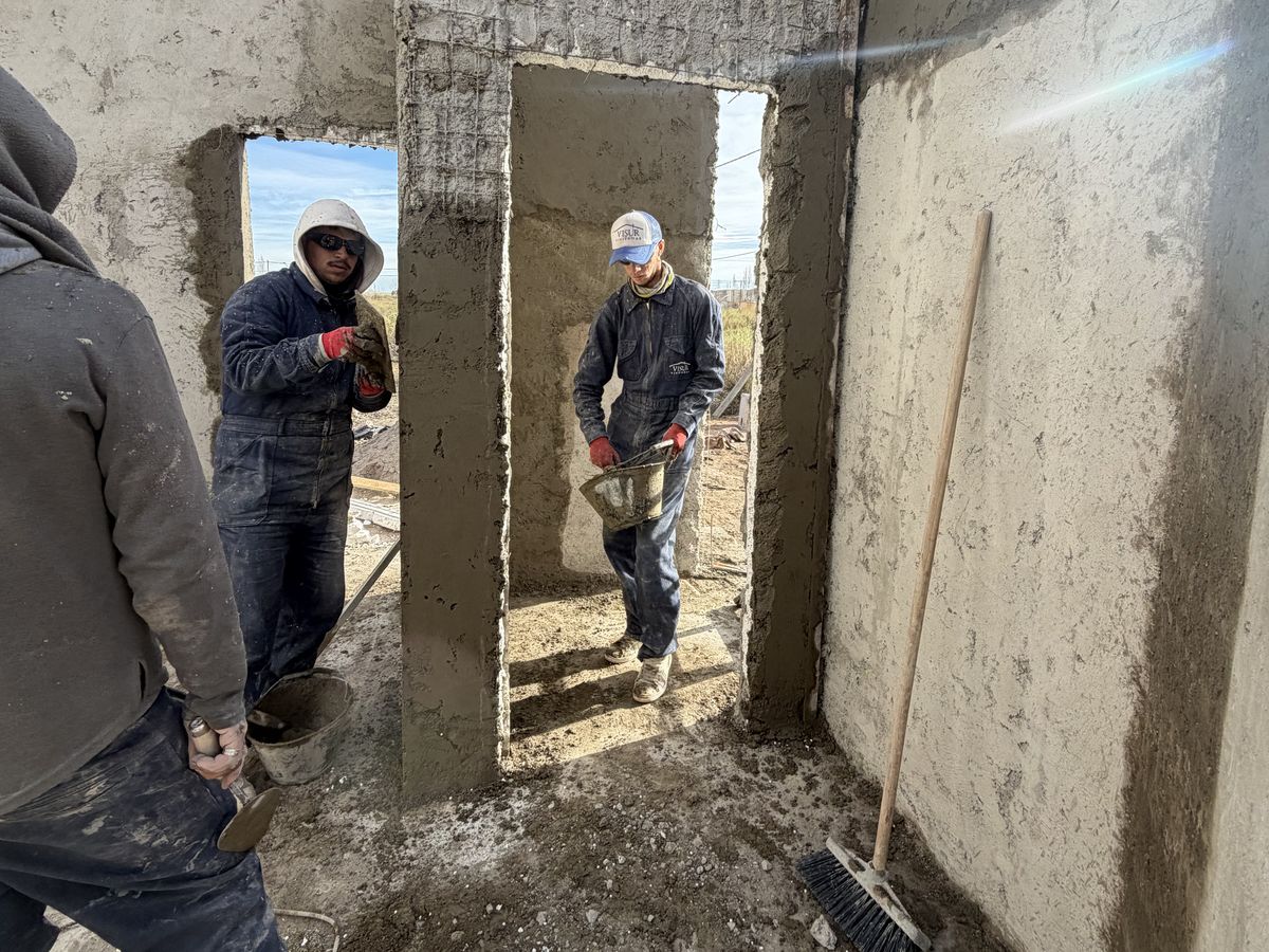 Equipo de VISUR proyectando concreto sobre los paneles