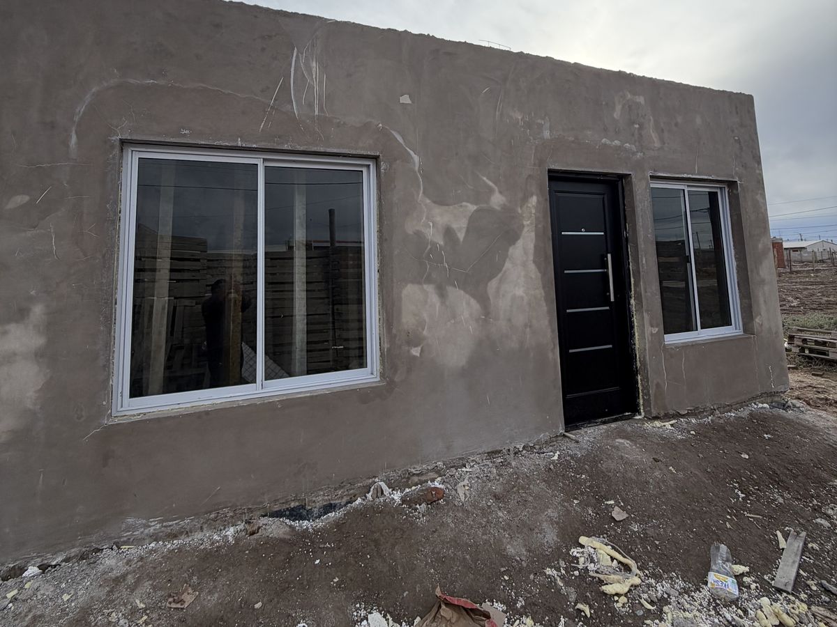 Frente con ventanas y puerta colocadas