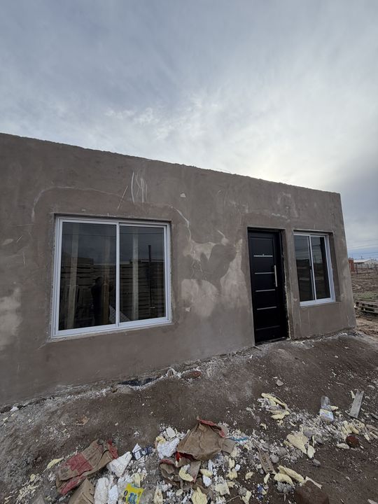 Frente con ventanas y puerta colocadas