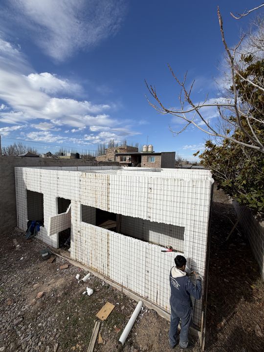 Casa en L con paneles Cassaforma