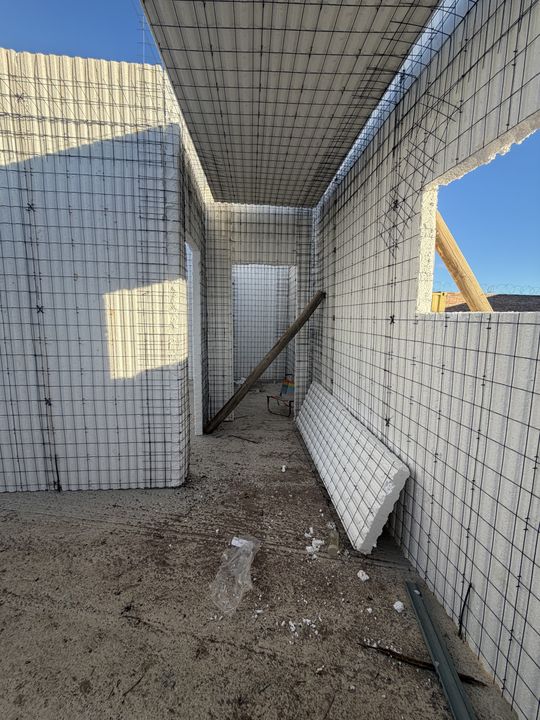 Pasillo con paneles de pared y techo