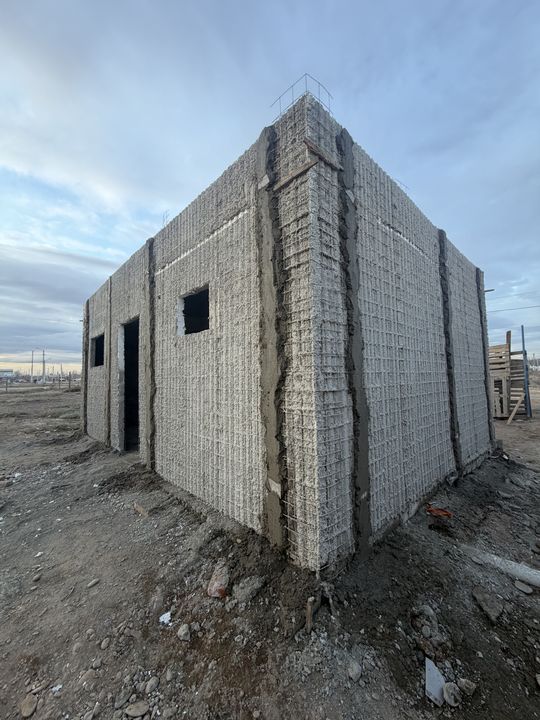 Primera proyección de concreto sobre los paneles