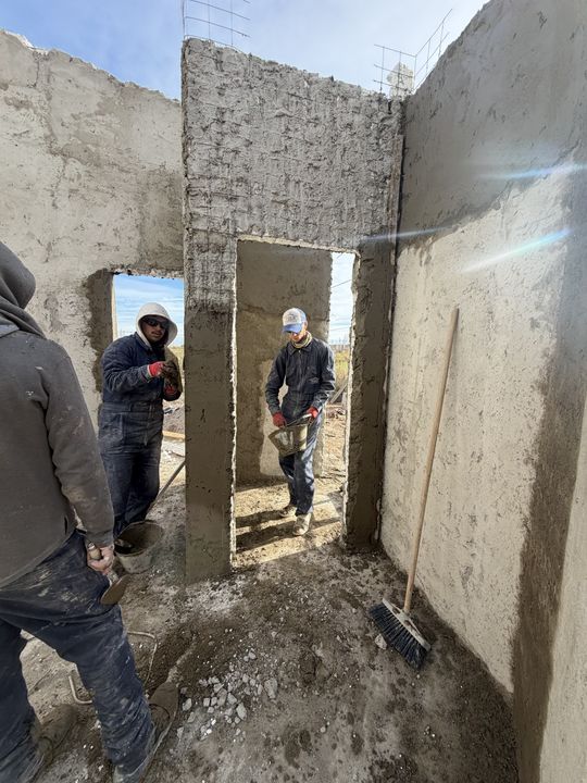 Equipo proyectando concreto sobre los paneles