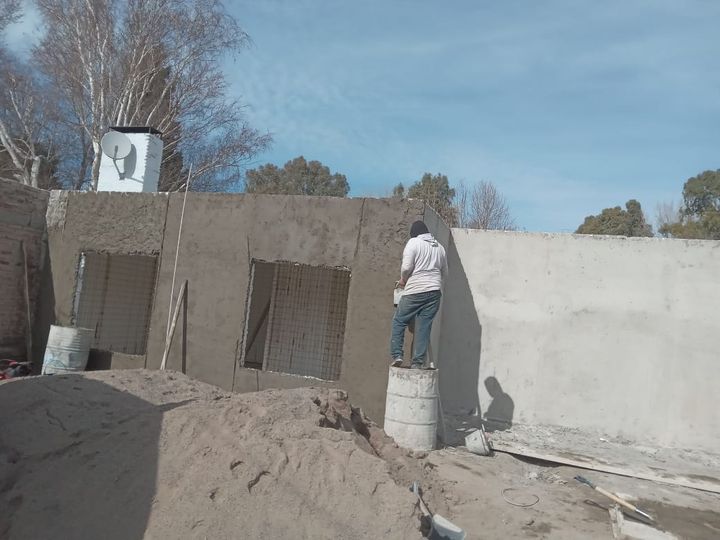 Revoque grueso proyectado sobre los paneles