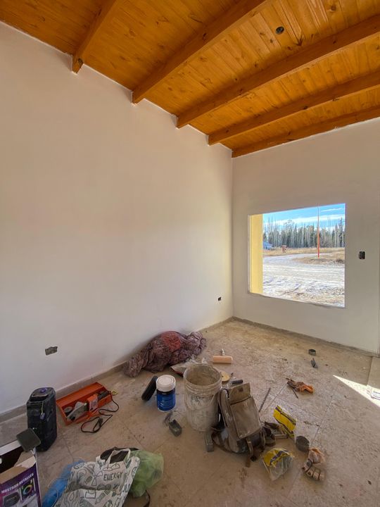 Ambiente terminado con techo de madera