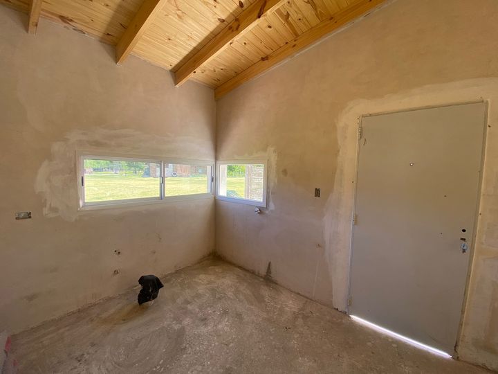 Cocina con techo de madera