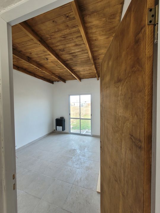 Dormitorio con techo de madera