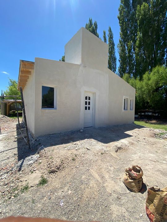 Casa blanca terminada entre árboles