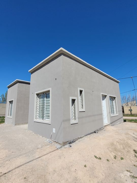 Vivienda terminada, fachada gris