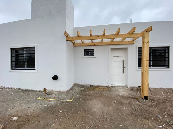 Casa terminada con pérgola de madera