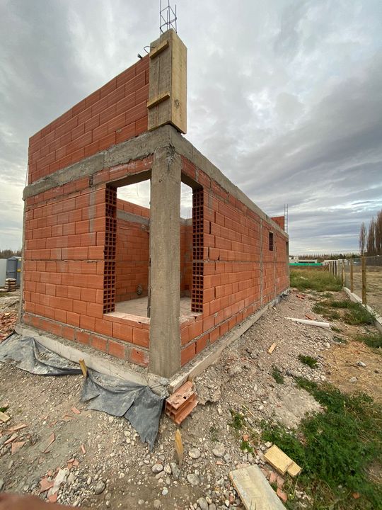 Muros de ladrillo y columnas de hormigón