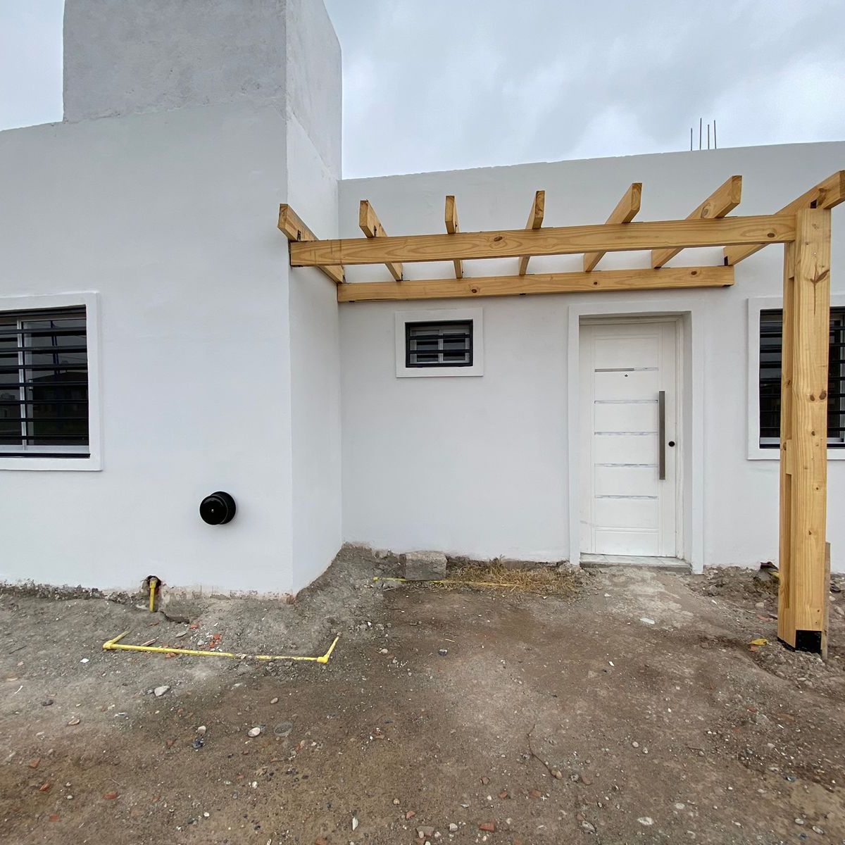Casa terminada por VISUR con pérgola de madera
